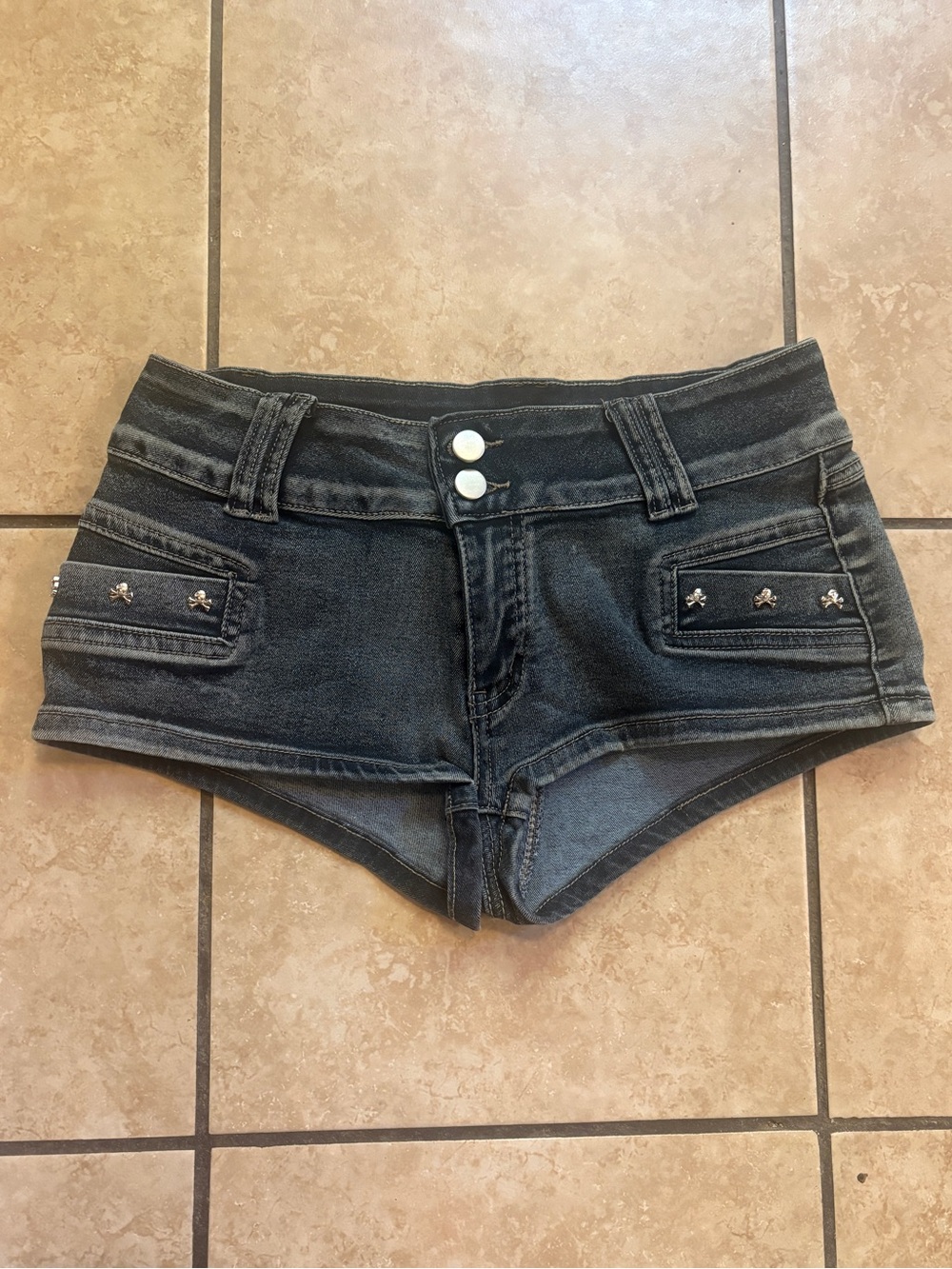 NEVER WORN- Dark Gray Denim Women’s Low-Rise Short Shorts w Skull Accent